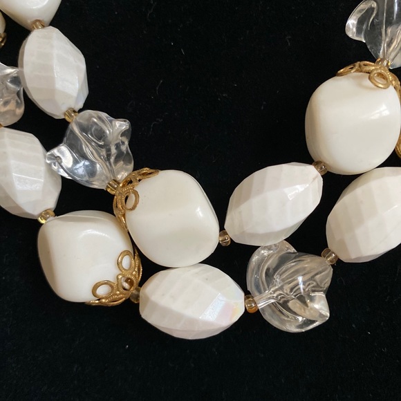 VINTAGE LUCITE ACRYLIC NECKLACE WITH EARRINGS - Picture 2 of 15